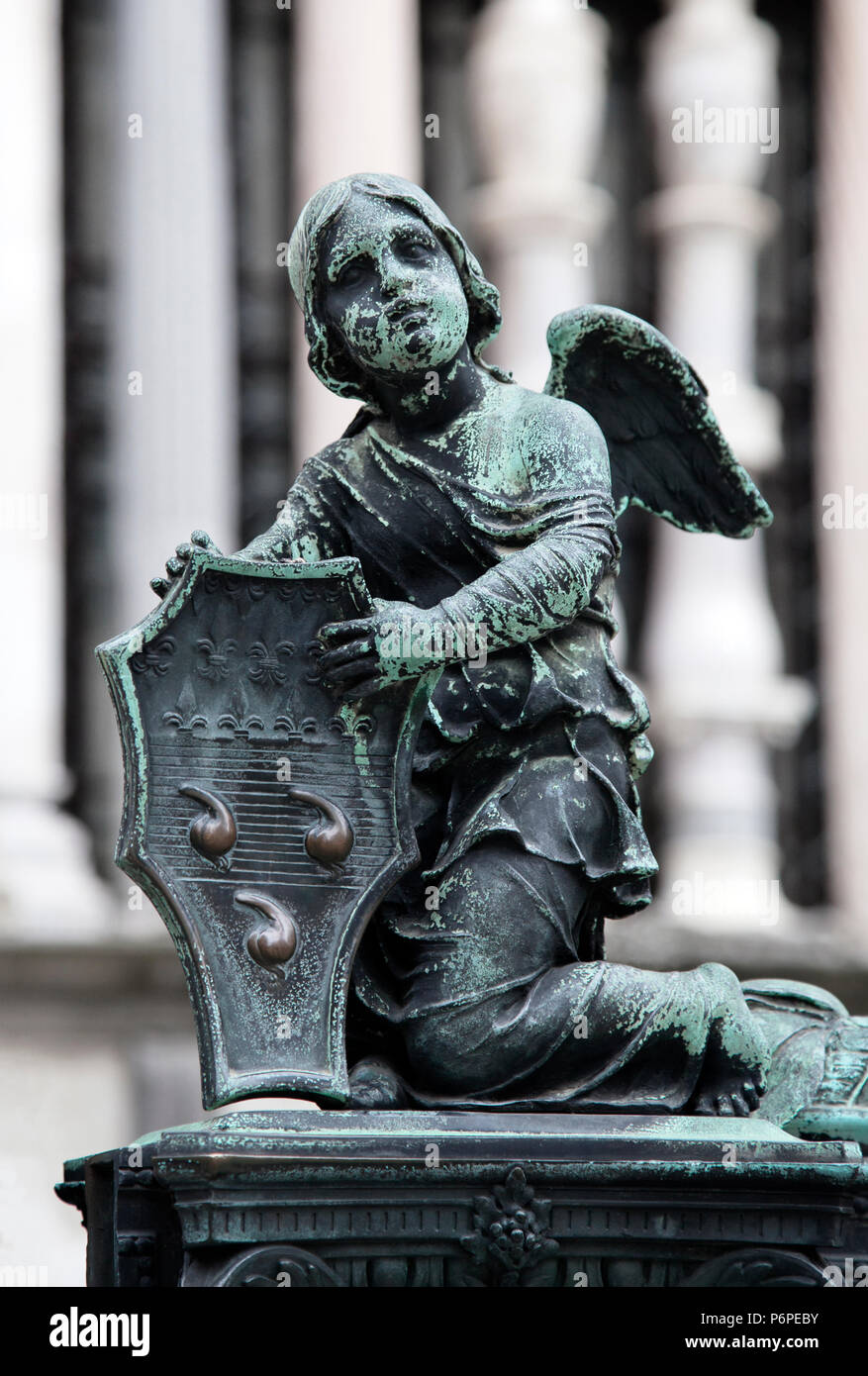 Skulptur eines Engels holding Wappen von Colleoni Familie, Bergamo, Italien Stockfoto