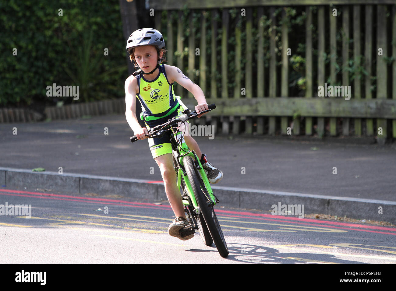 Kinder in der Phase einer Schule Triathlon in Süd- London England Stockfoto