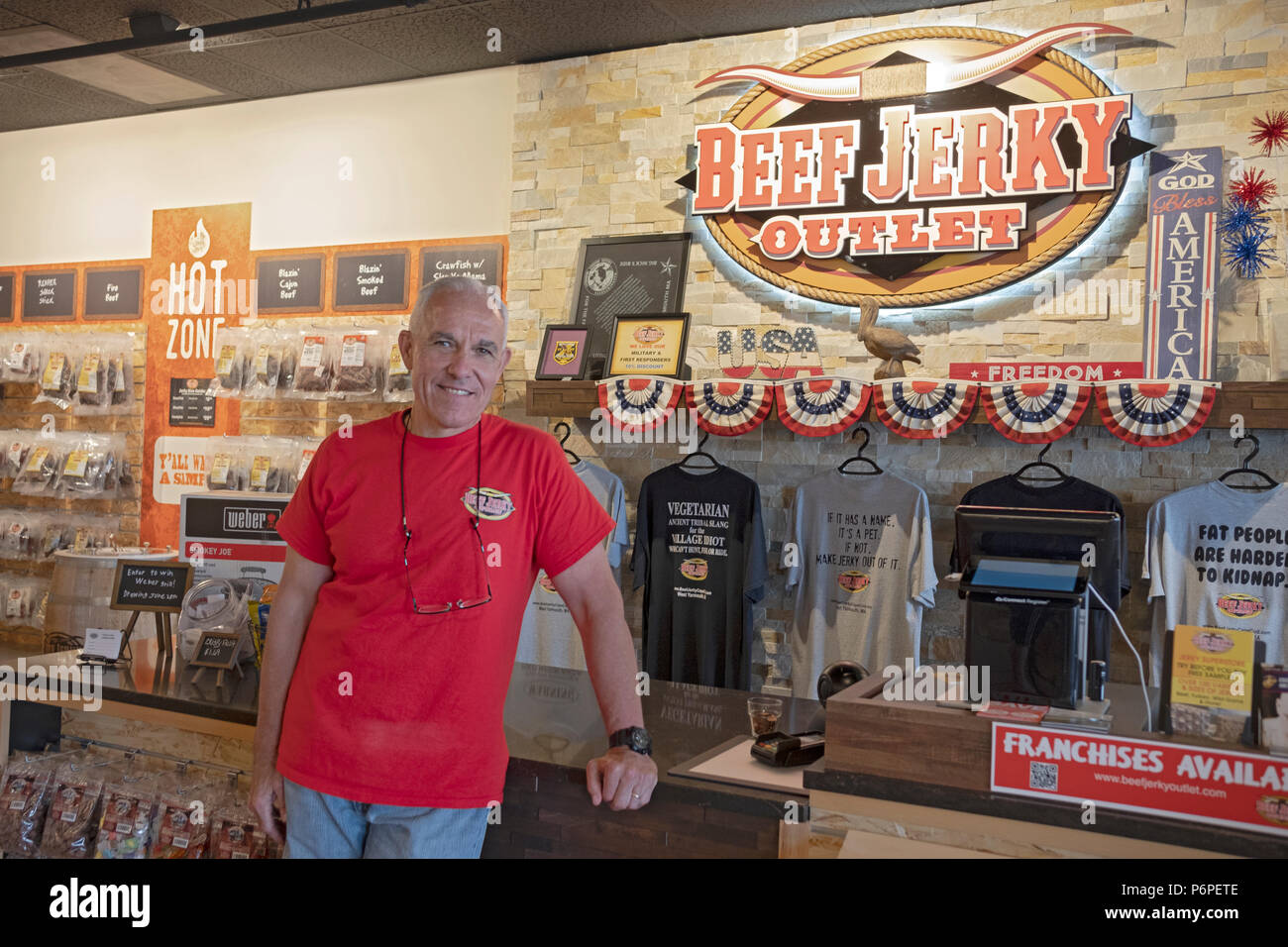 Stellen Porträt des Inhabers der Beef Jerky OUTLET STORE in West Yarmouth, MA. Stockfoto