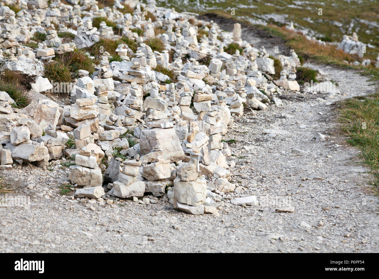 Zahlreiche synthetische Stein Pyramides in Dolomiten Stockfoto