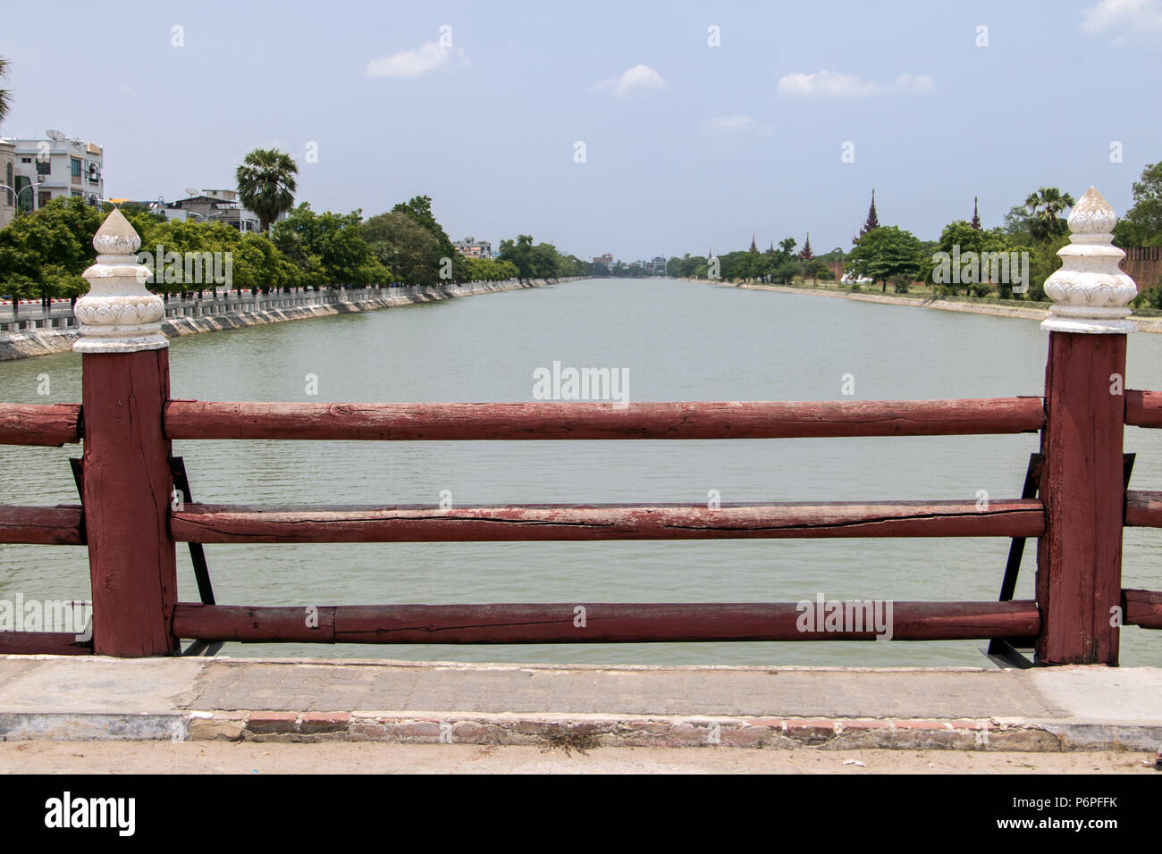 Holz- Geländer an der Brücke über den Kanal am königlichen Palast in Mandalay, Myanmar. Stockfoto