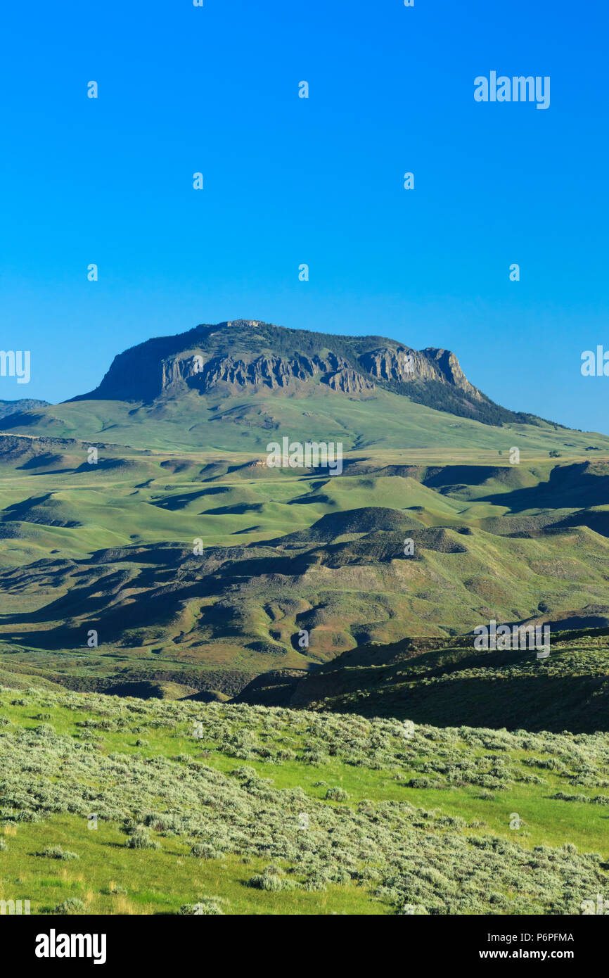 Runde butte über prairie Hügeln in der Nähe von Geraldine, Montana Stockfoto