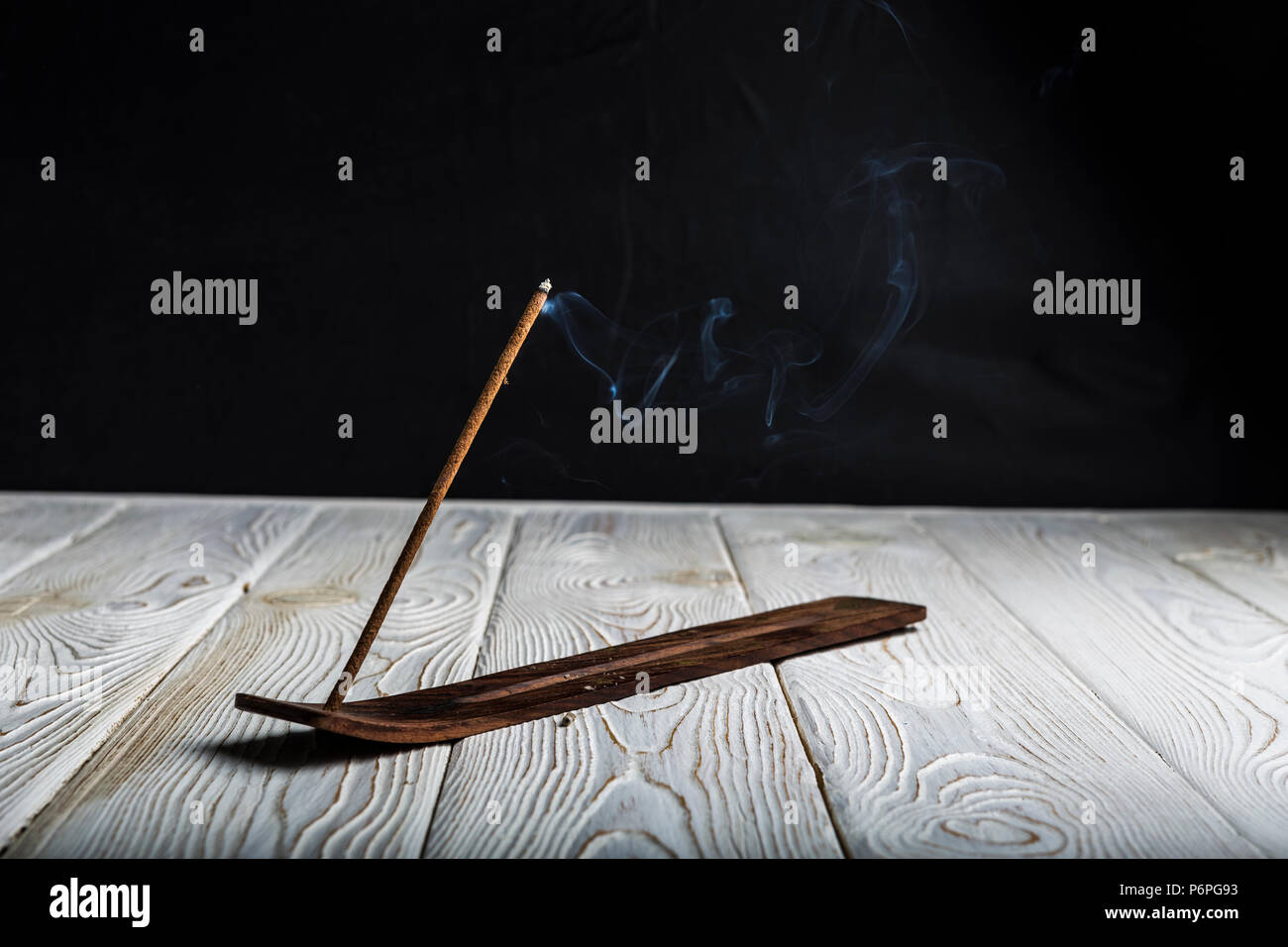 Aromatische stick Schwelende und strahlt eine Menge Rauch. Stockfoto