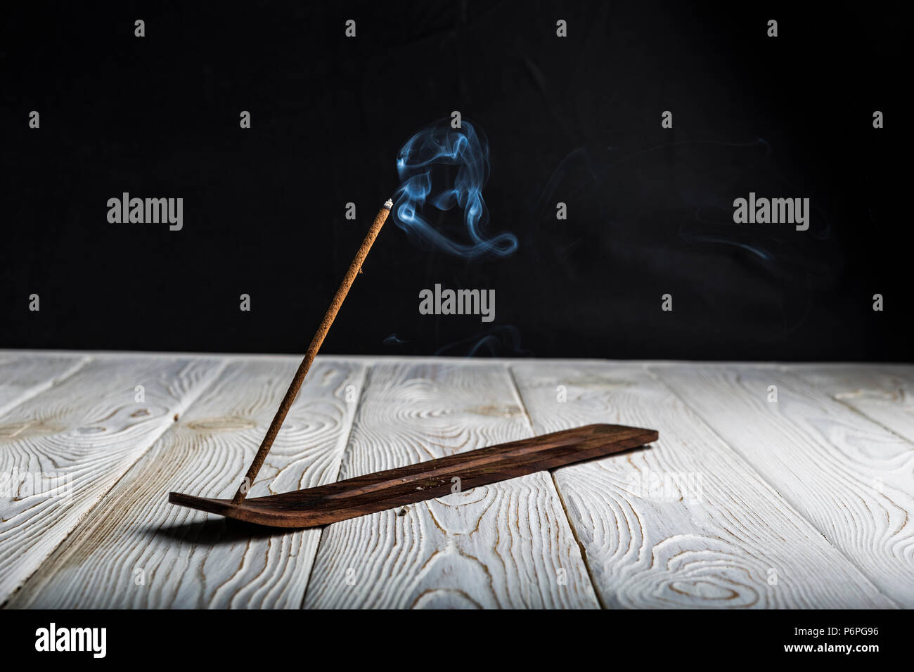 Aromatische stick Schwelende und strahlt eine Menge Rauch. Stockfoto