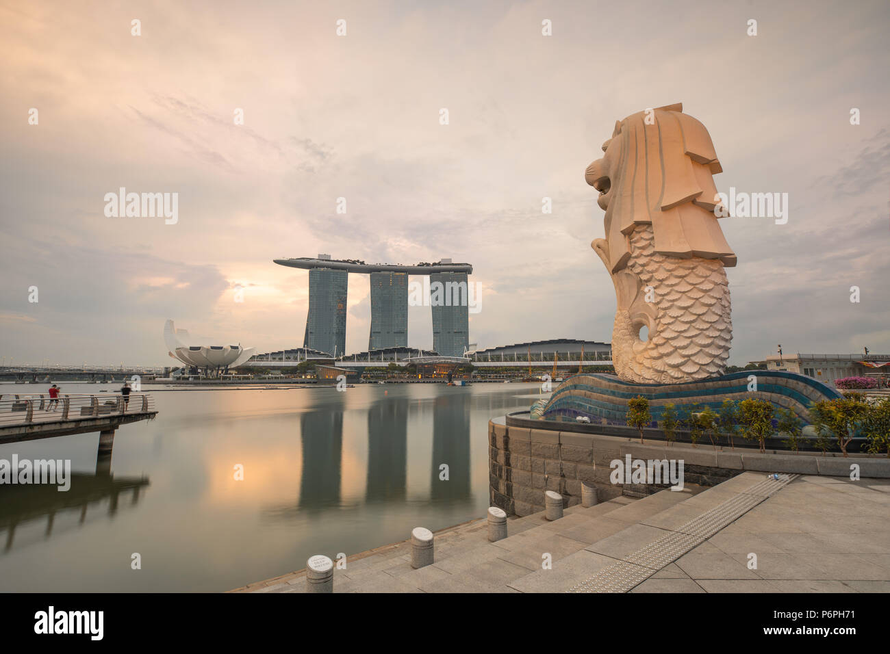 Singapur - May 24, 2018: Der Merlion Brunnen vor der Skyline von Singapur in den frühen Morgenstunden. Stockfoto