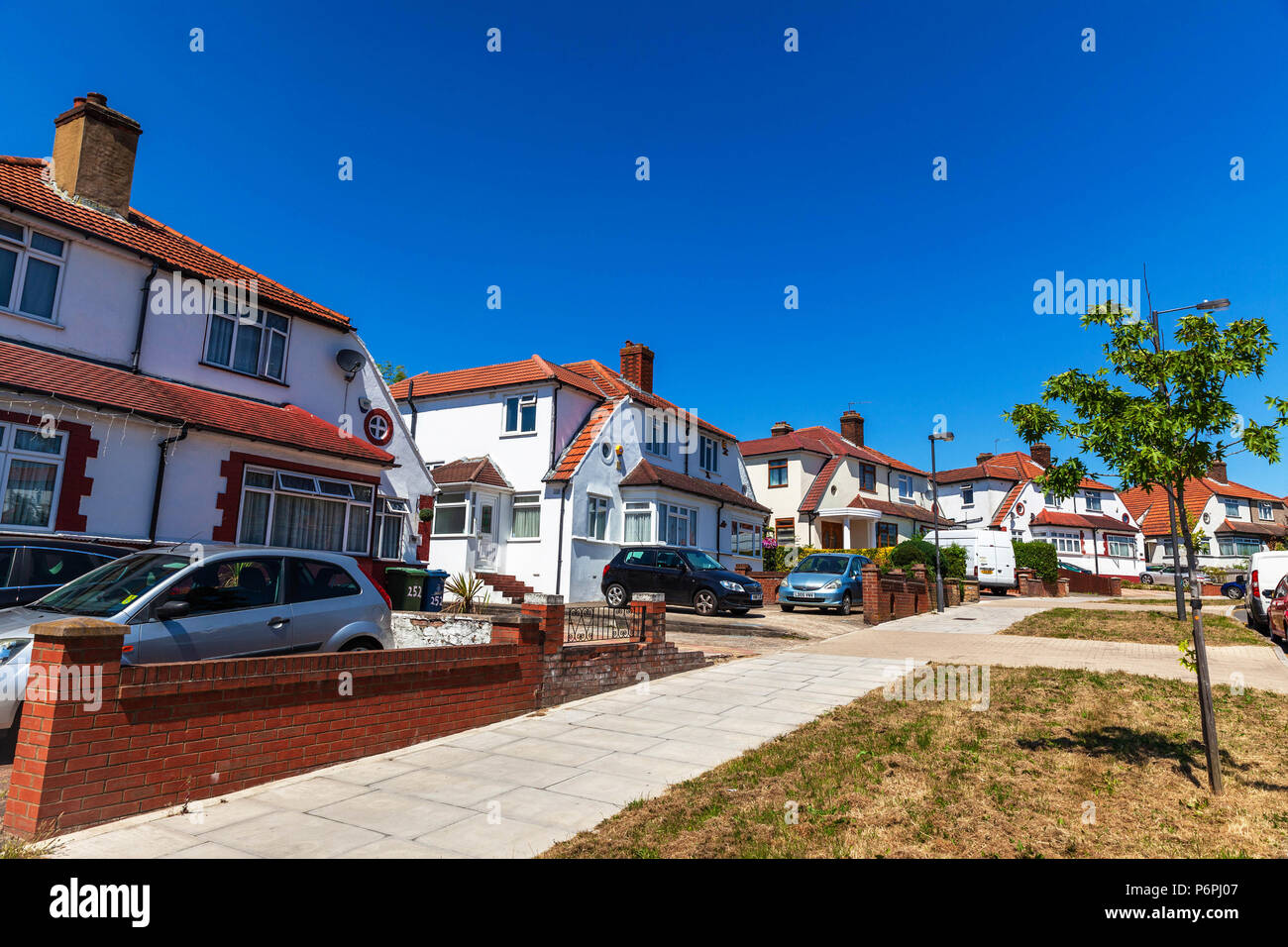 Reihe von Doppelhaushälften auf Mollison Weg, Edgware, HA 8, England, UK. Stockfoto