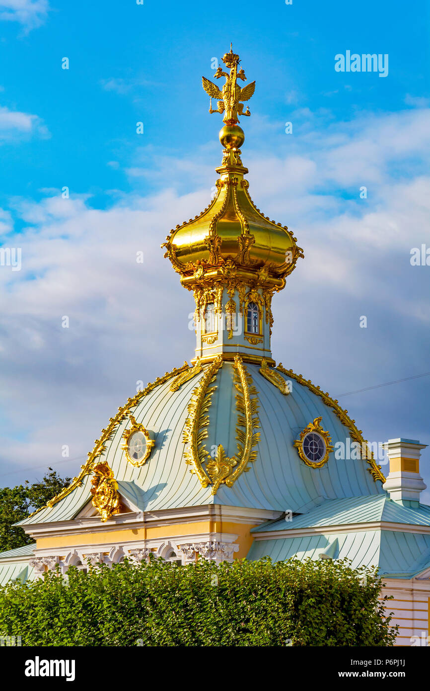 Peterhof, ein Fragment des Gebäudes unter dem Wappen der westliche