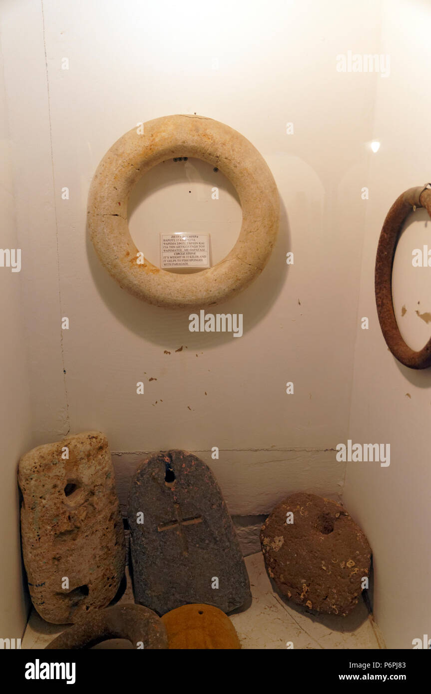 Skanalopetra gewichteter Stein, der von Schwamm Divers verwendet wird, um in die Tiefe zu steigen. Sea World Museum, Vlychadia, Kalymnos, Dodekanes-Inseln, Griechenland. Stockfoto