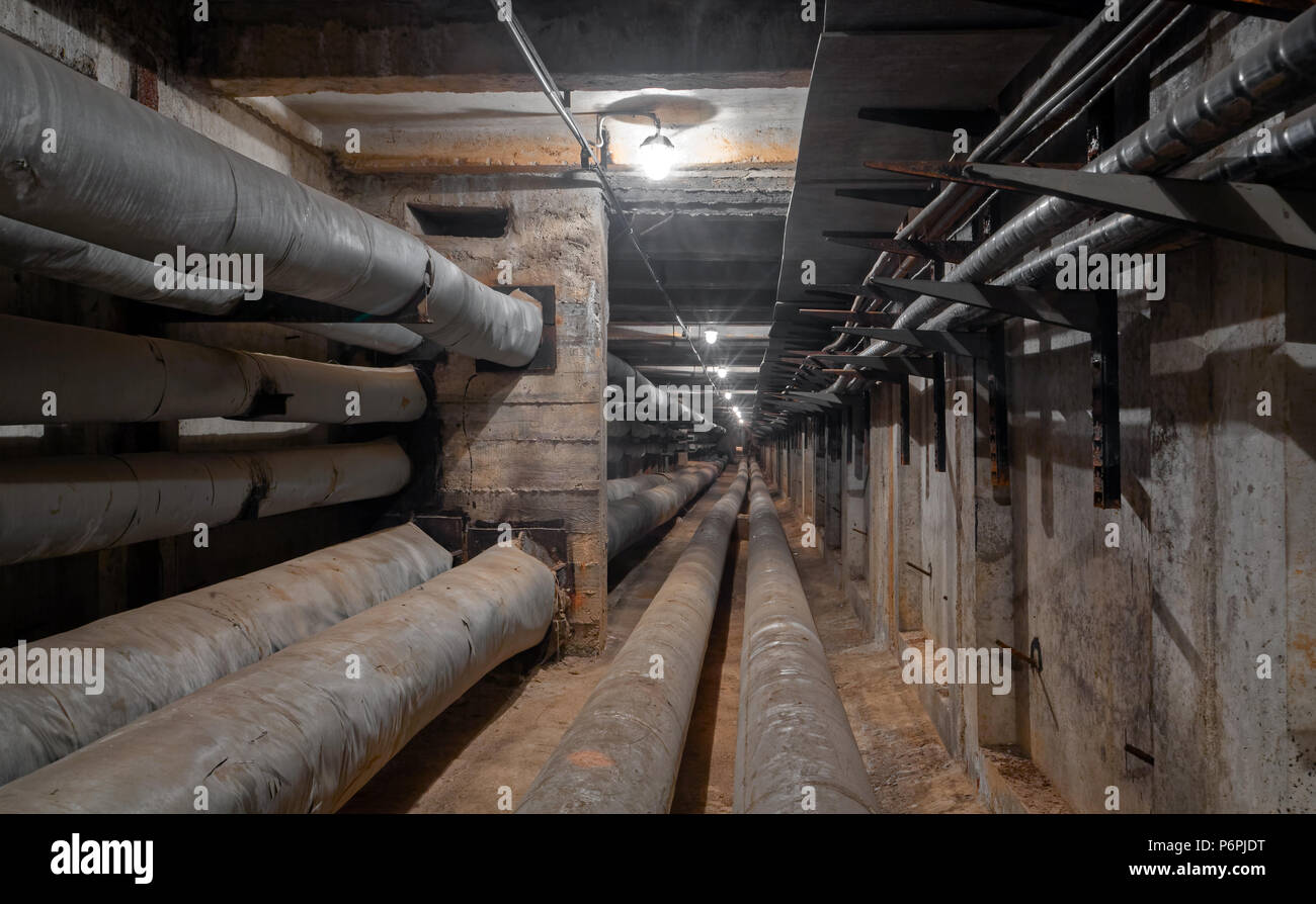 Unterirdische Tunnel Netz der Wasserversorgung Pipeline, Wärme Pipeline und Kabelkeller Stockfoto