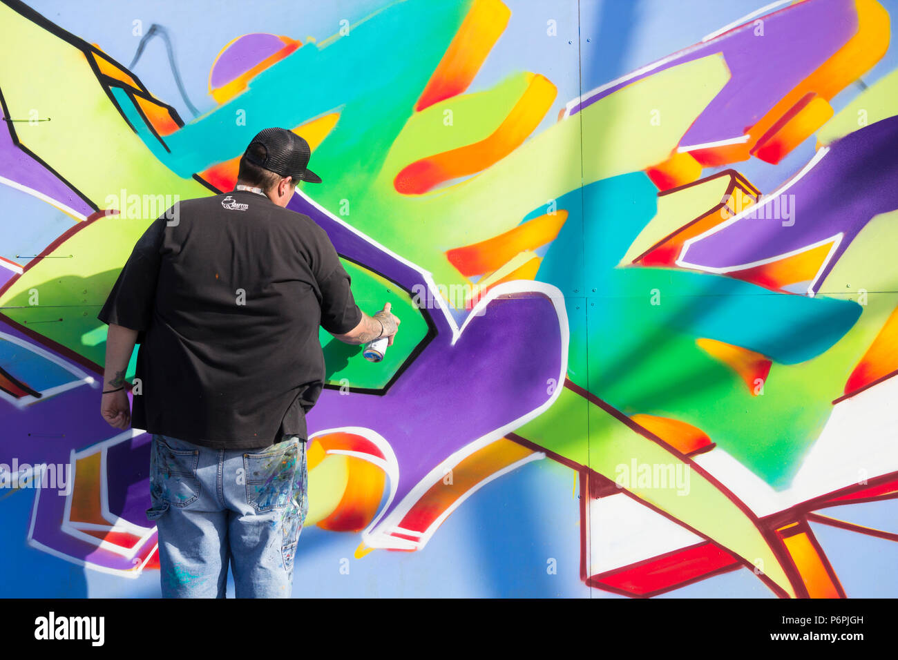 Graffiti Künstler mit Sprühdose Stockfoto