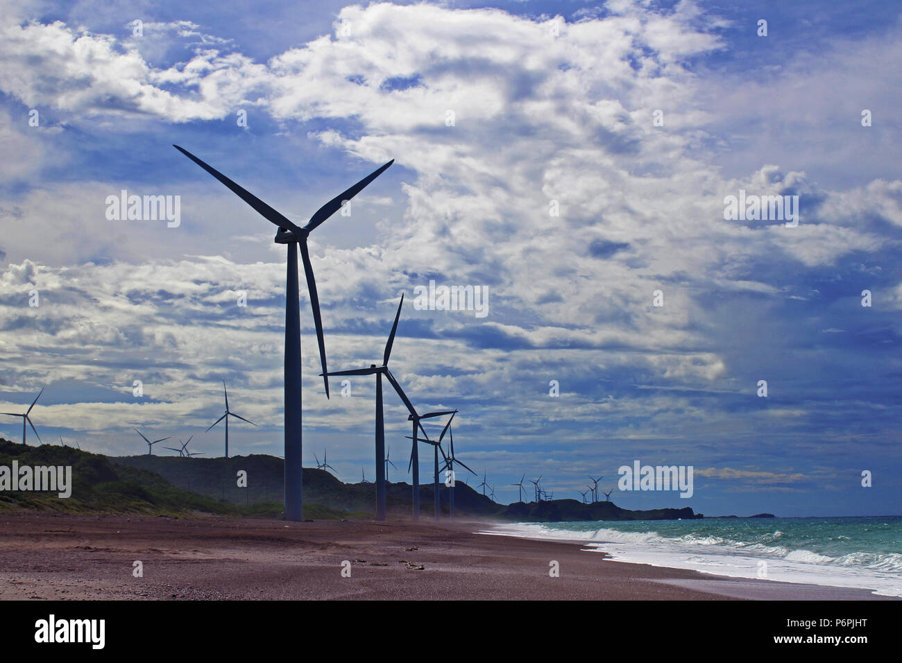 Schöne Windenergieanlagen, Windmühlen in den Philippinen Stockfoto
