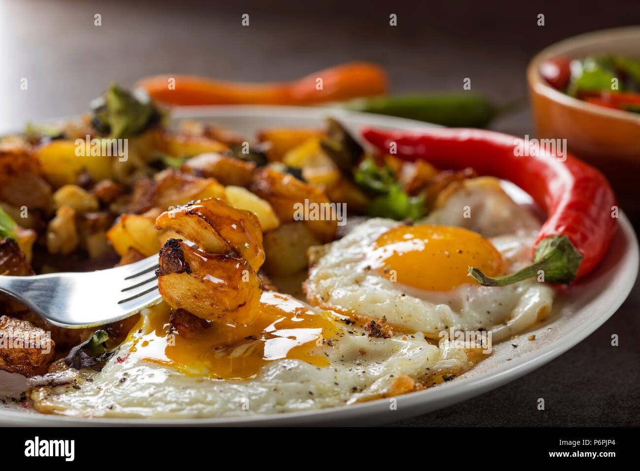 Eier und Pommes Frites mit kleinen Stücken des fettes Schwein Fleisch, Zwiebel und Knoblauch Stockfoto