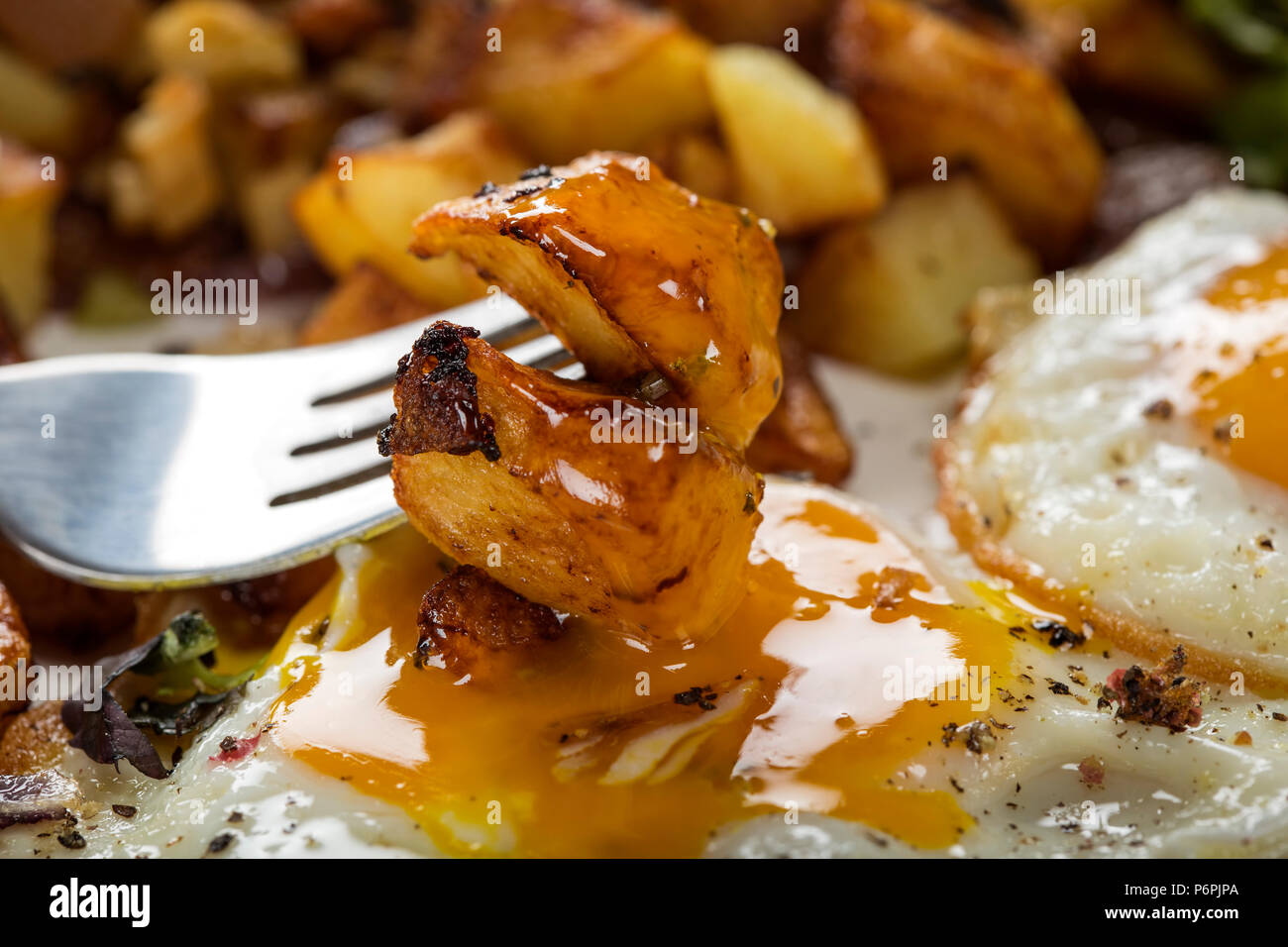 Eier und Pommes Frites mit kleinen Stücken von Fett Schweinefleisch, Zwiebeln und Knoblauch - Nähe zu sehen. Stockfoto