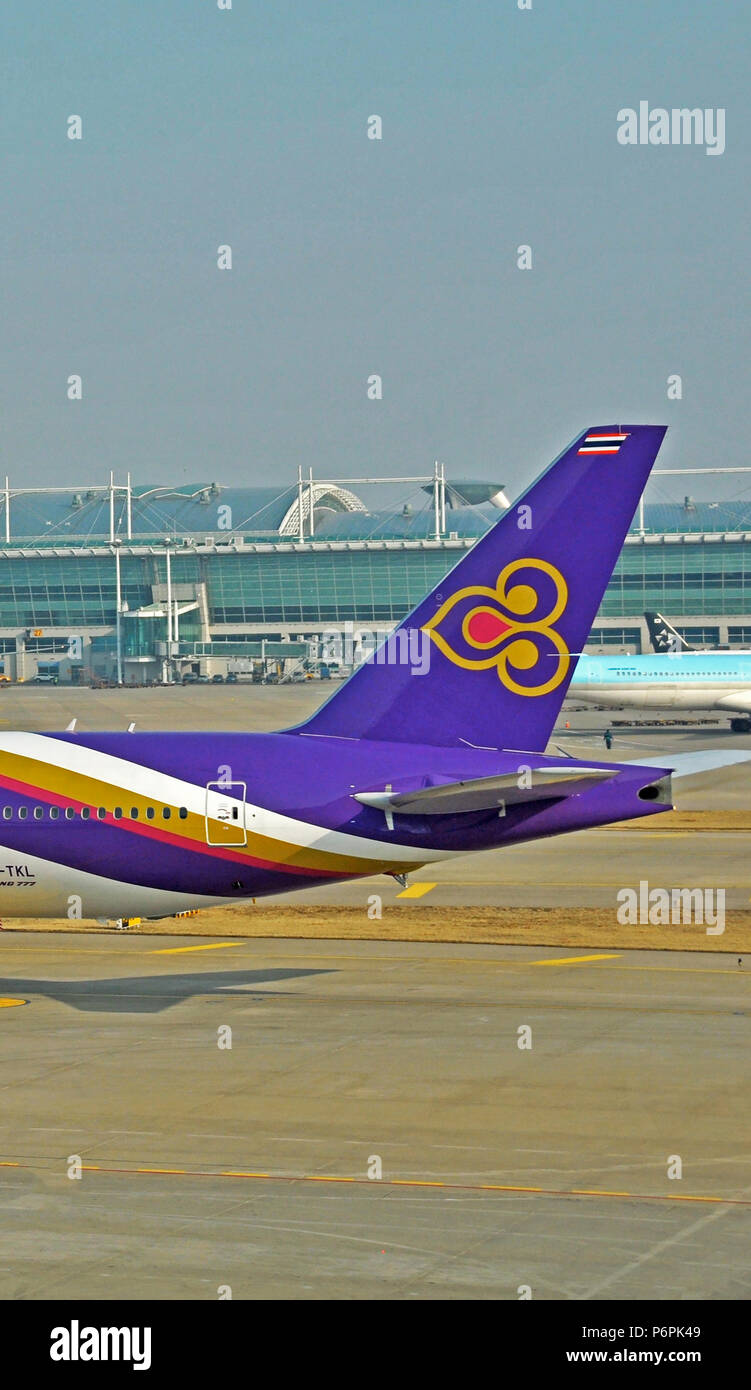 Schwanz der Boeing 777 der Thai Airways, internationalen Flughafen Incheon in Seoul, Südkorea Stockfoto
