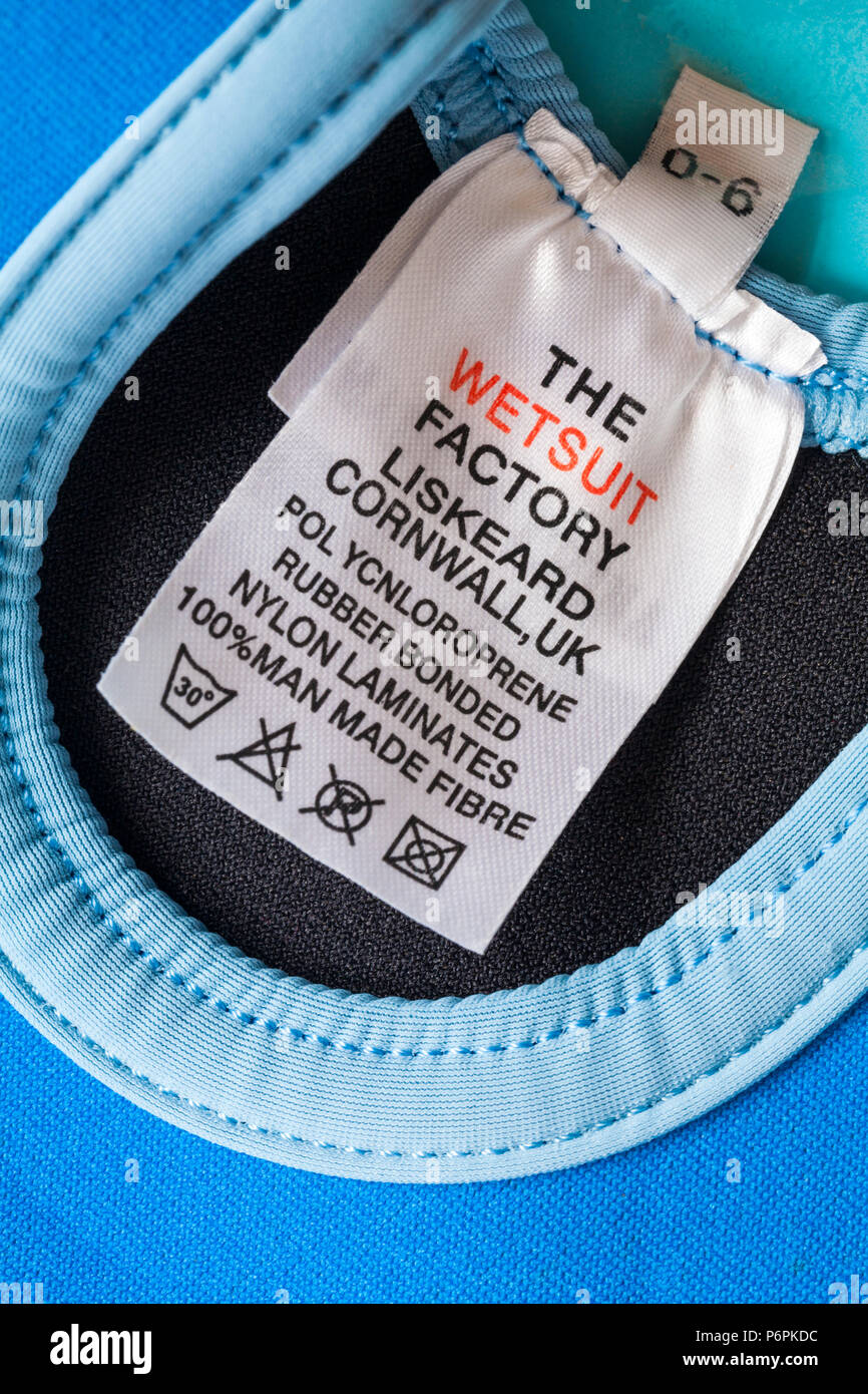 Der Neoprenanzug Factory Liskeard in Cornwall UK polycnloroprene gummi verklebt nylon Laminate 100% synthetische Faser Label im childs Neoprenanzug Stockfoto