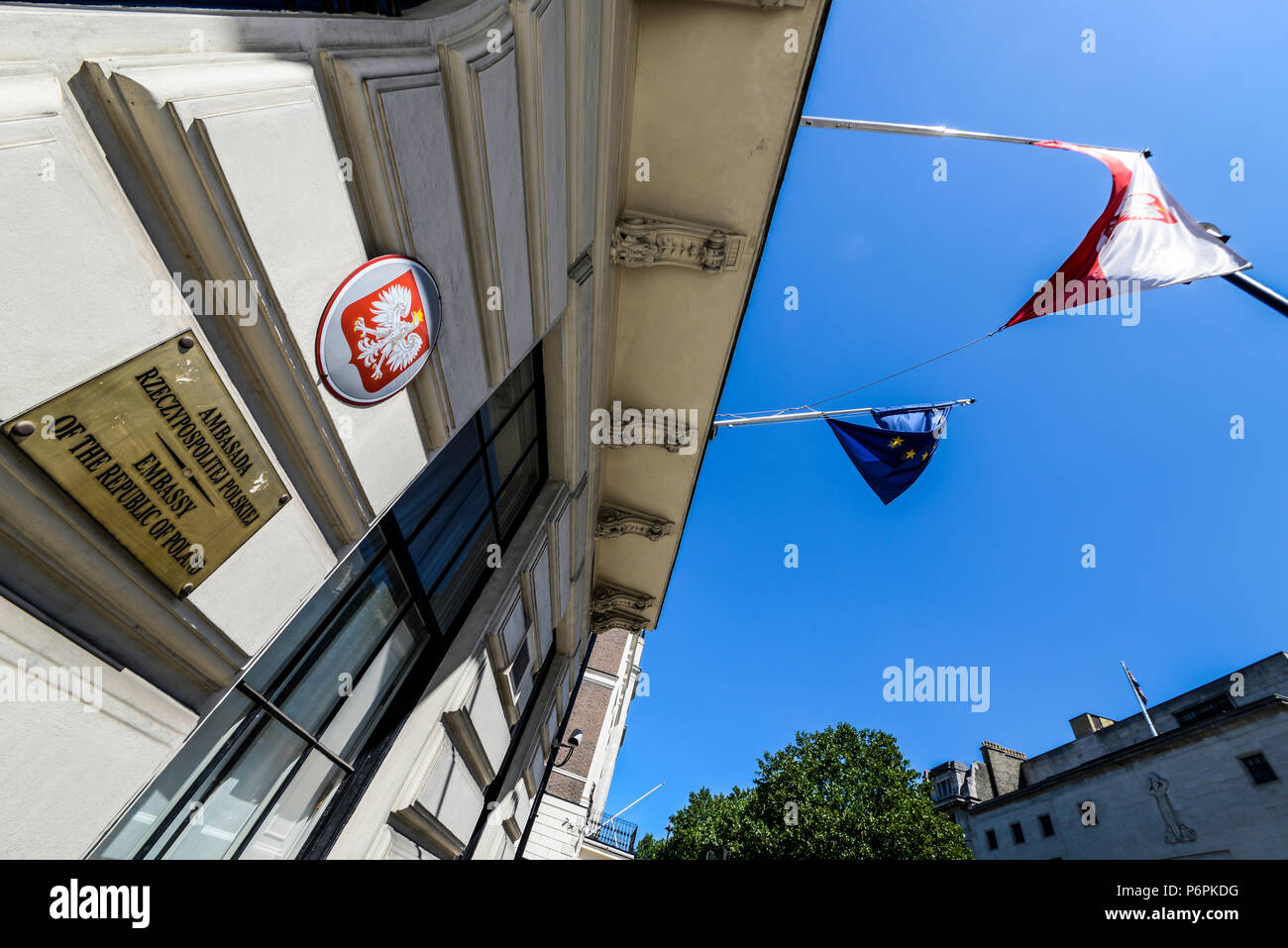 Polnische Botschaft in London. Botschaft der Republik Polen in Portland Place, London, Großbritannien. Wappen und Flagge Stockfoto