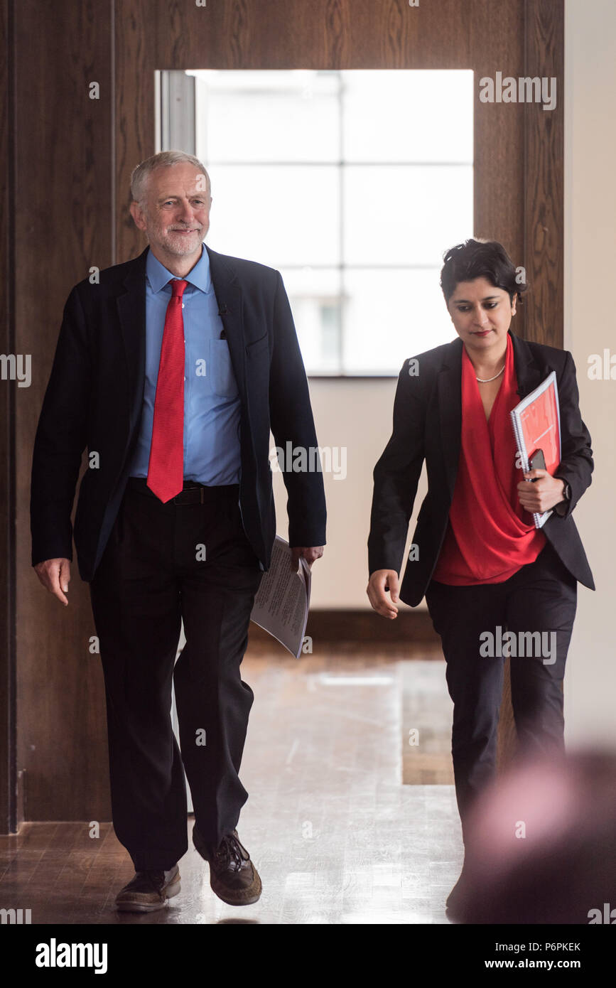 2 Savoy Hotel, London, Großbritannien. 30. Juni 2016. Jeremy Corbyn liefert eine Rede über die Labour Party Antisemitismus Untersuchungsergebnisse. Anfrage Stuhl Shami Chakrab Stockfoto