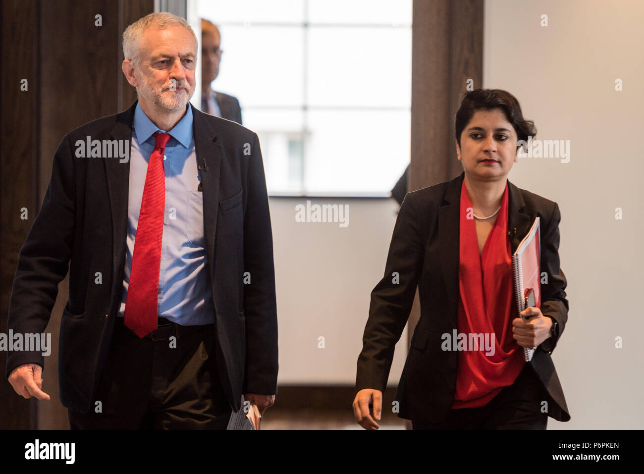 2 Savoy Hotel, London, Großbritannien. 30. Juni 2016. Jeremy Corbyn liefert eine Rede über die Labour Party Antisemitismus Untersuchungsergebnisse. Anfrage Stuhl Shami Chakrab Stockfoto