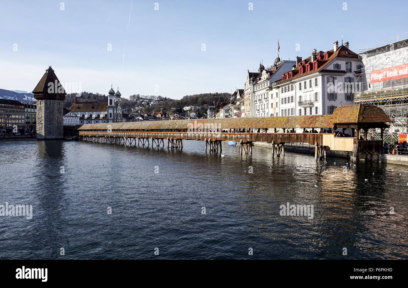 Luzern, Schweiz - Dezember 2, 2017: Kapellbrücke und dem Wasserturm, Luzern. Die hölzerne Brücke überspannt die Reuss mit dem mit Mt. Pilauts steigen in den Hintergrund. Stockfoto