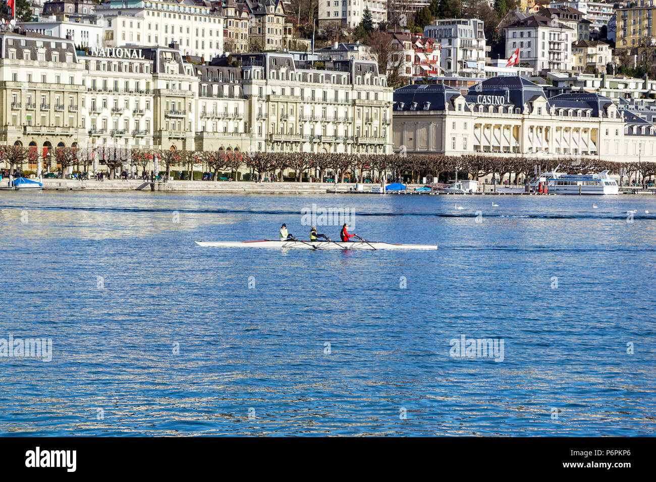 Luzern, Schweiz, 13. April 2016: Gruppe von Menschen Kanufahren in der Freizeit auf dem Vierwaldstättersee Luzern mit der Stadt im Hintergrund Stockfoto