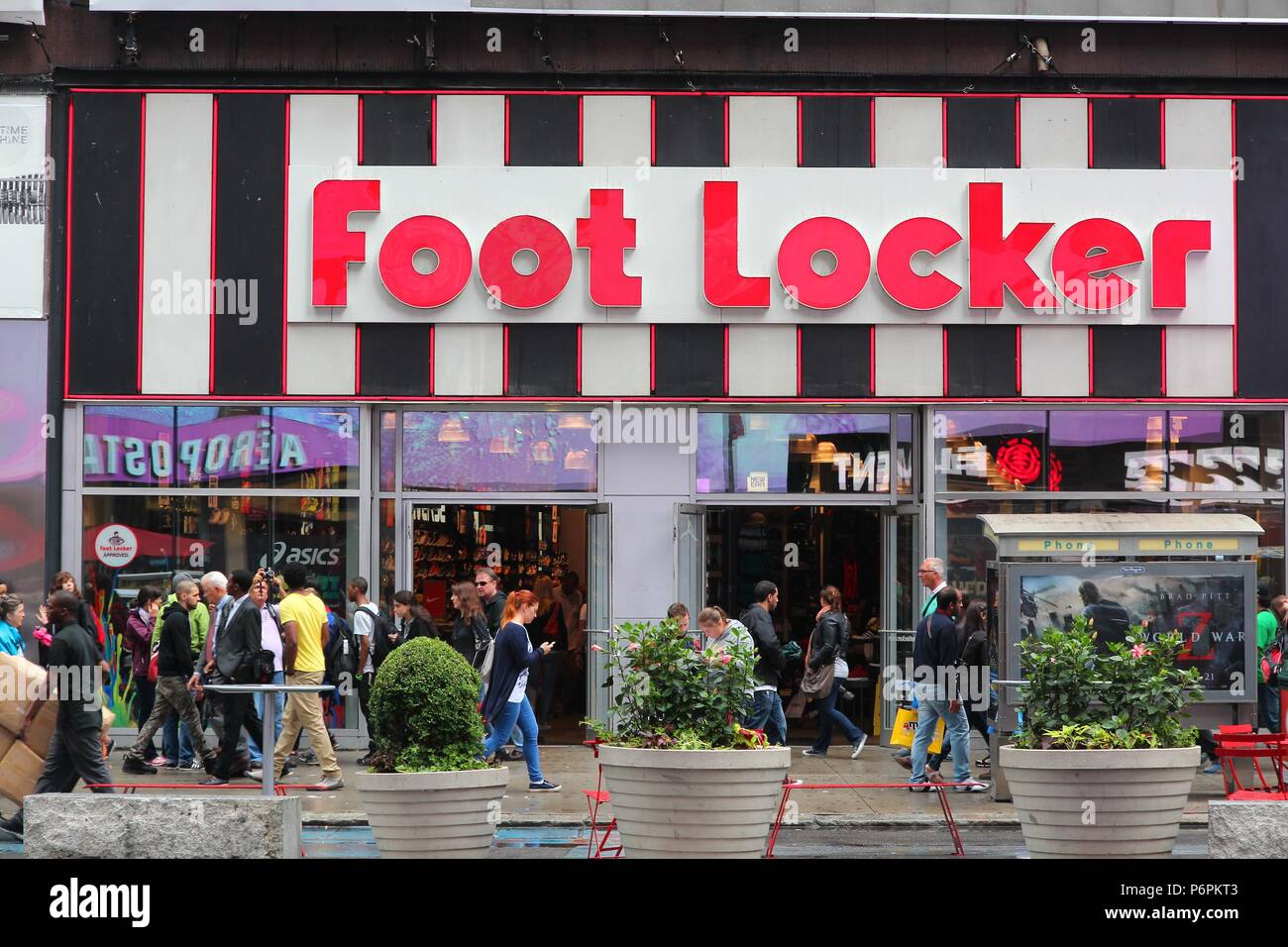 NEW YORK - 10. Juni: Menschen besuchen Foot Locker Stores am 10. Juni 2013 in New York. Mit fast 4000 speichert Es ist die größte Sportschuhe Kette. Es Stockfoto