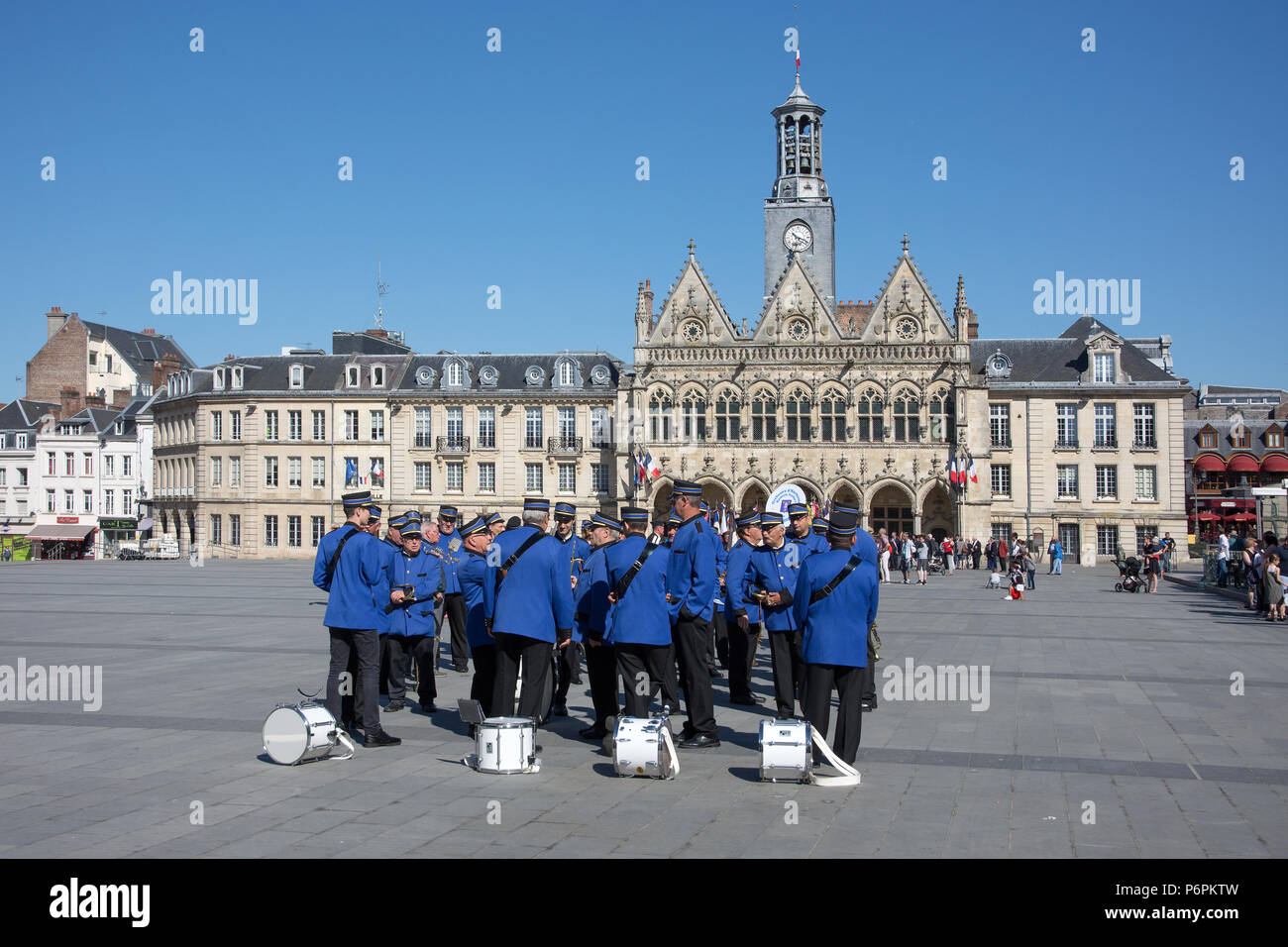 Band Mitglieder montiert in Place de l'Hotel de Ville St Quentn Aisne Frankreich für Parade auf Sieg in Europa am 8. Mai 2018 Stockfoto