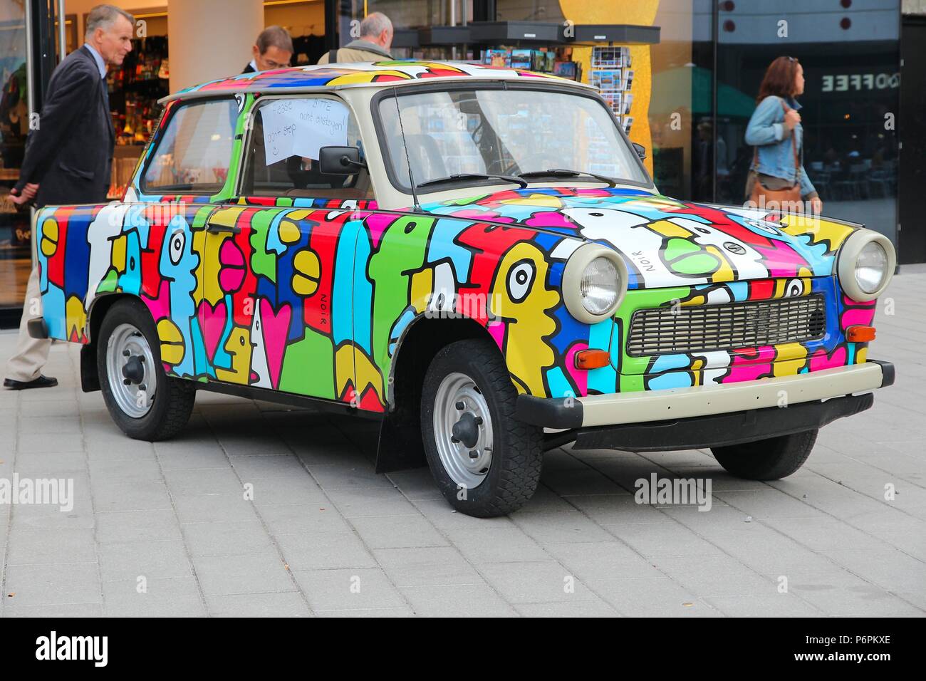 BERLIN, DEUTSCHLAND - 25. AUGUST 2014: Bunte Trabant 601 Auto in Berlin geparkt. 3,096,099 Trabant Autos waren trotz ihrer berüchtigten Ineffizienz produziert Stockfoto