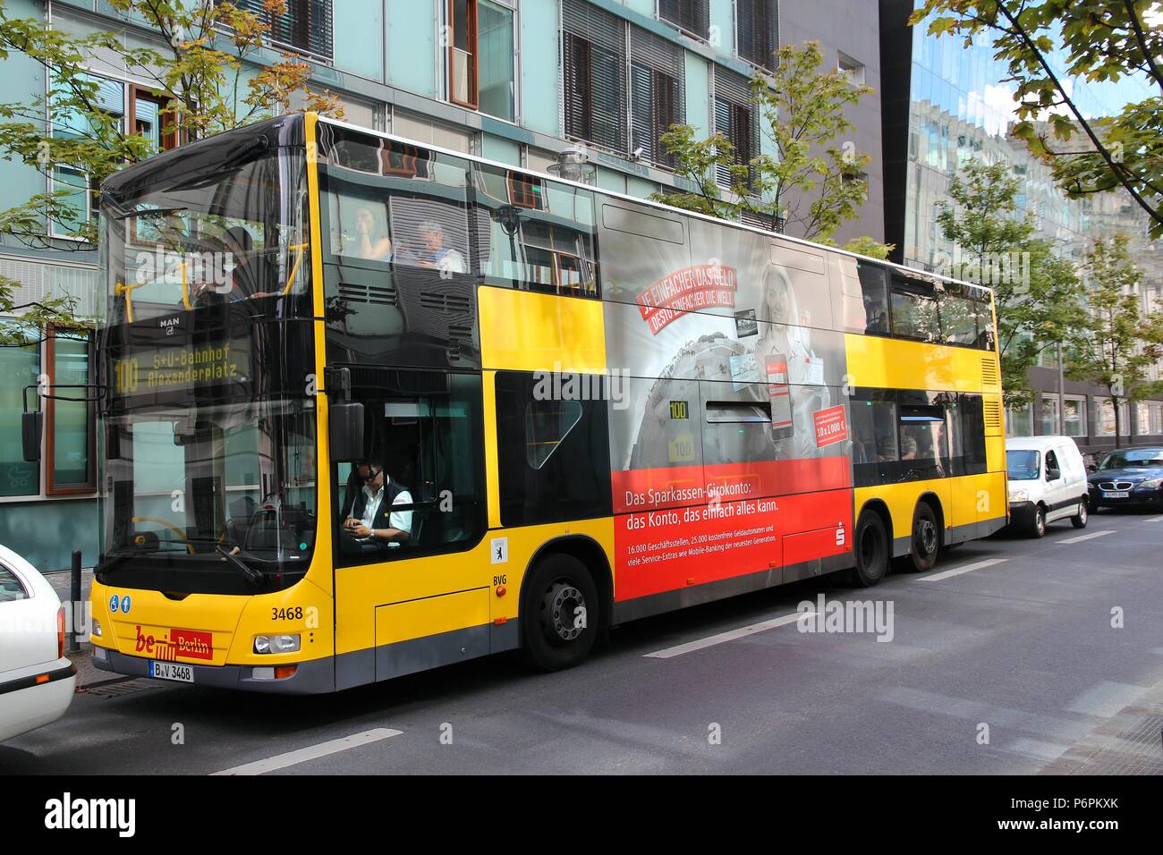 BERLIN, DEUTSCHLAND - 27 AUGUST, 2014: die Menschen fahren mit dem Man Stadtbus in Berlin. Verkehrsbetriebe BVG betreibt 149 tagsüber Buslinien mit 2634 hält. Stockfoto