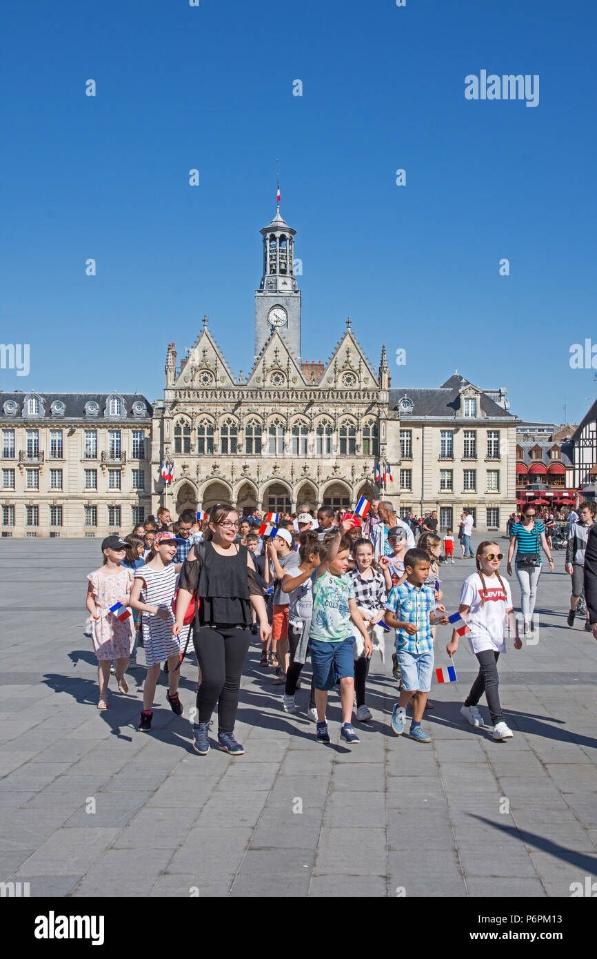 Lehrer und Schüler stundents marschieren auf Sieg in Europa VE Tag 8.Mai 2018 in Place de l'Hotel de Ville St Quentin, Aisne, Frankreich. Stockfoto