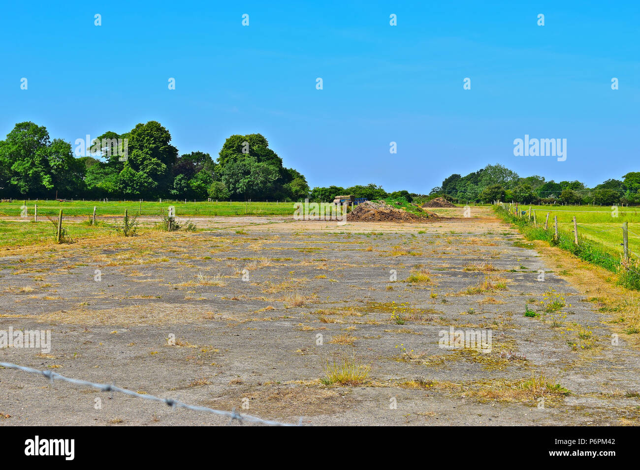 Die Reste einer zweiten Start- und Landebahn auf dem Gelände des ehemaligen RAF-Holmesly südlich neben dem Caravan & Reisemobil Club in der Nähe von bransgore in Hampshire Stockfoto