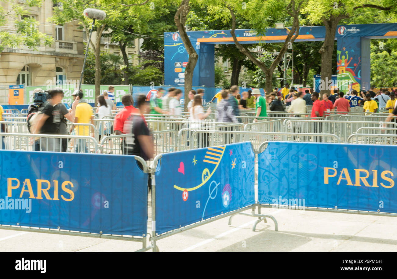 Eiffelturm Fan Zone Eingang 2, Paris, Frankreich. 10. Juni 2016. Fans beginnen Sie den Eiffelturm Fan Zone, in Paris zu geben Sie Frankreich vs Rumänien über zu beobachten Stockfoto