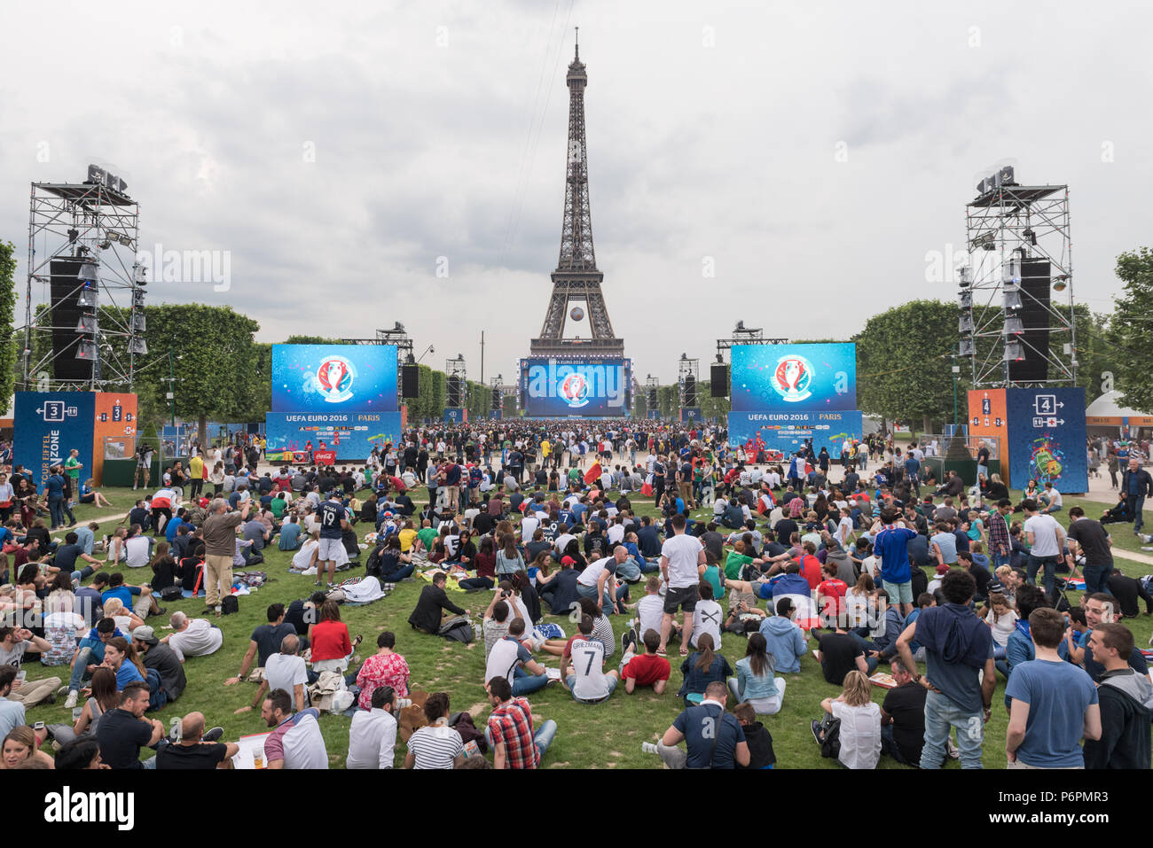 Eiffelturm Fan Zone, Paris, Frankreich. 10. Juni 2016. Mit Minuten vor Anpfiff Fußballfans aus ganz Europa in die Stimmung ein Stockfoto