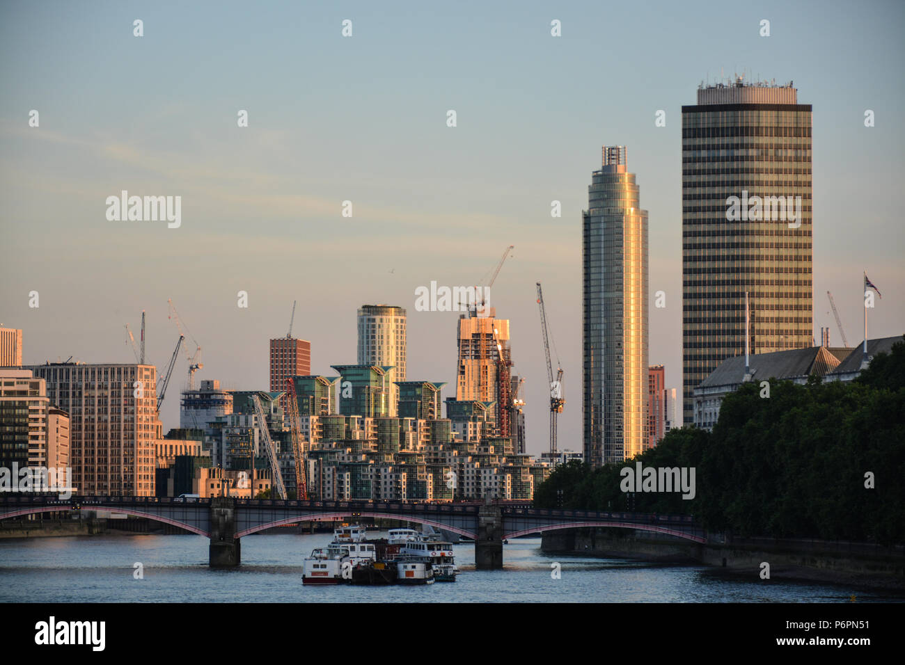 London Gebäuden, die von der Themse Stockfoto