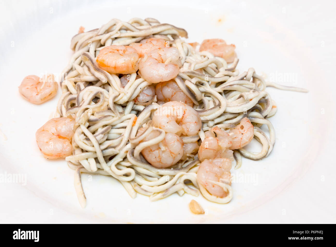 Portion Gambas mit Baby Aale, Meer Köstlichkeiten Stockfoto