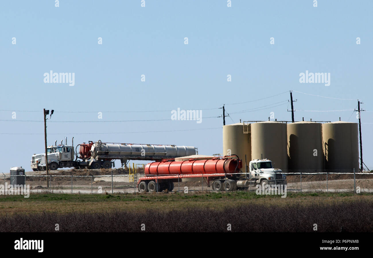 Über 150 Lkws bringen Salz Wasser zum ICH 20 SWD Entsorgung gut off I-20 West von Fort Worth. Die Bohrung erhält Salzwasser zusammen mit Öl und Gas. Die günstigste Lösung hat Bohren, Brunnen zur Verfügung. Bohren zu viele hat Erdbeben verursacht. Stockfoto