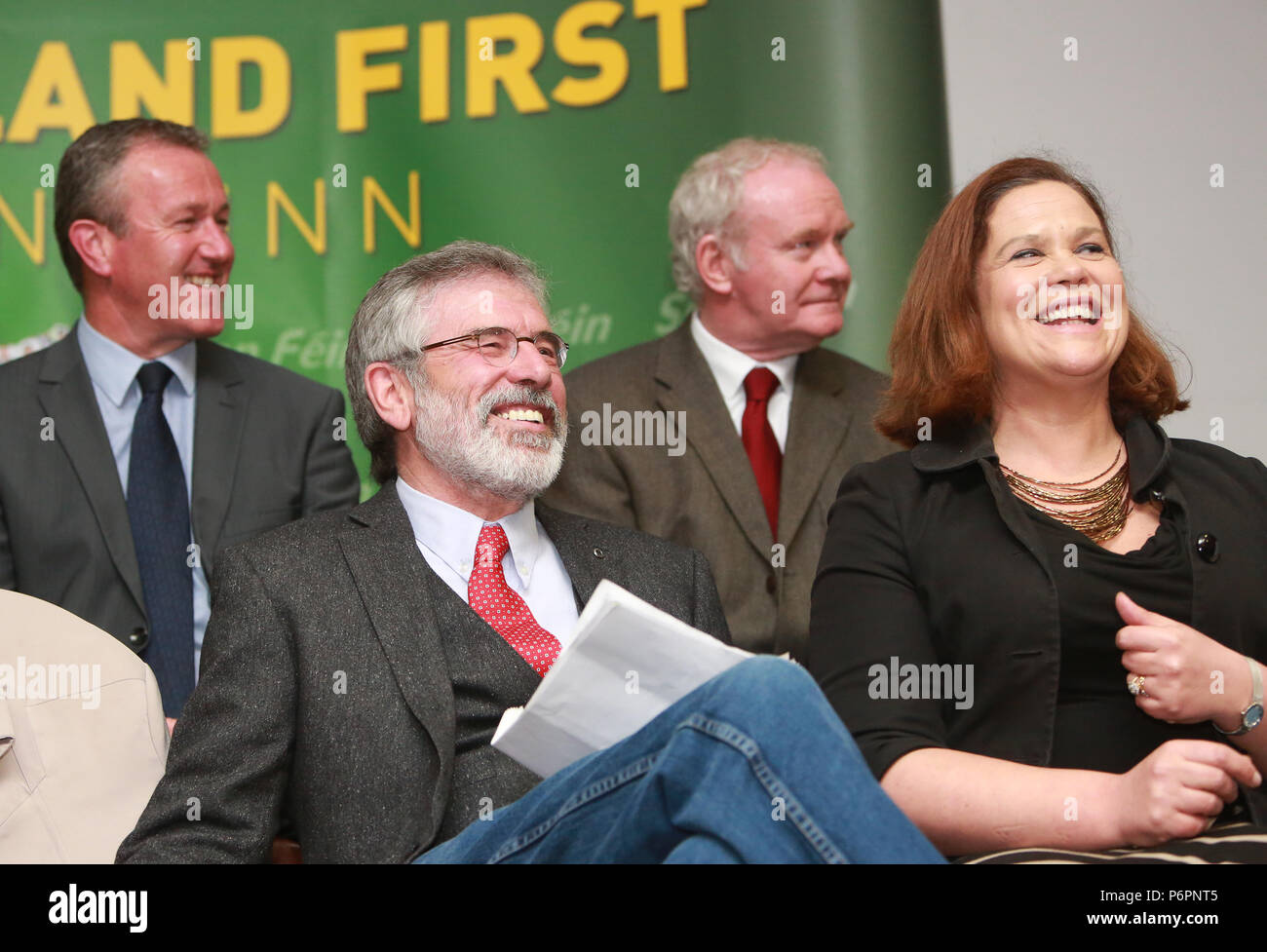 Sinn Féin Präsident Gerry Adams lacht während einer europäischen Wahl Rallye in South Belfast, Nordirland, Montag, 5. Mai 2014. Der Sinn Fein Präsident war für vier Tage im Zusammenhang mit der Ermordung von Jean McConville und der Mitgliedschaft der IRA in Frage gestellt. Auch im Bild (von links nach rechts) Conor Murphy, Martin McGuinness & Mary Lou McDonald. Stockfoto