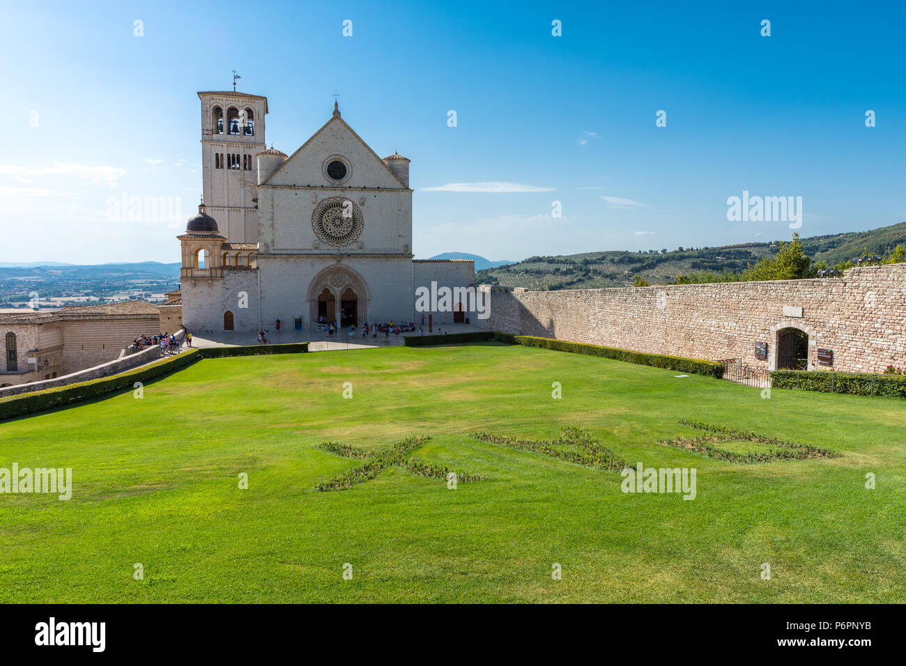 ASSISI, Italien - 8. AUGUST 2017: berühmten Basilika des Hl. Franziskus von Assisi (Basilika Papale di San Francesco) bei Sonnenuntergang in Assisi, Umbrien, Italien Stockfoto