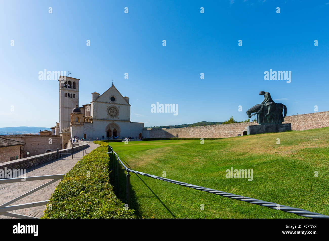 ASSISI, Italien - 8. AUGUST 2017: berühmten Basilika des Hl. Franziskus von Assisi (Basilika Papale di San Francesco) bei Sonnenuntergang in Assisi, Umbrien, Italien Stockfoto