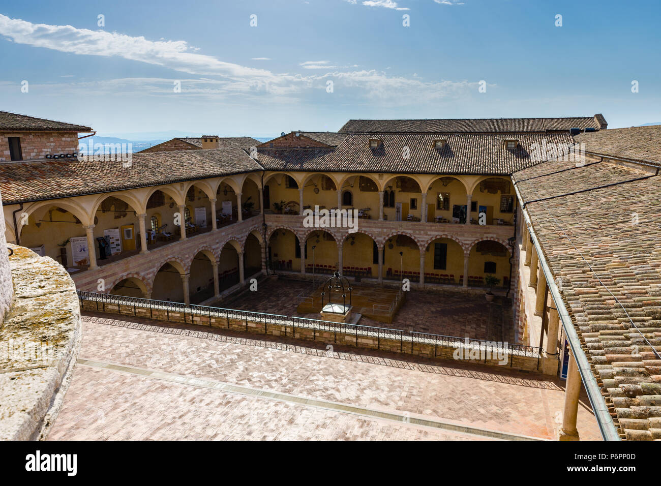ASSISI, Italien - 8. AUGUST 2017: berühmten Basilika des Hl. Franziskus von Assisi (Basilika Papale di San Francesco) bei Sonnenuntergang in Assisi, Umbrien, Italien Stockfoto