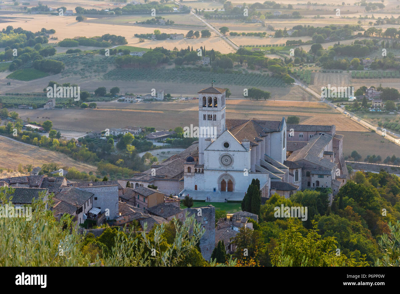 Landschaft Blick auf die Basilika der Hl. Franziskus von Assisi, Umbrien, Italien Stockfoto