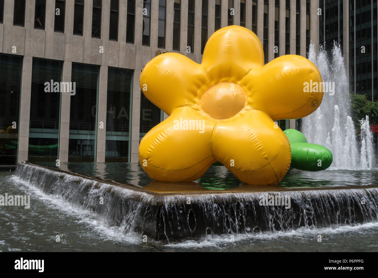 Riesige aufblasbare Blume Anzeige auf der Sixth Avenue, NYC, USA Stockfoto