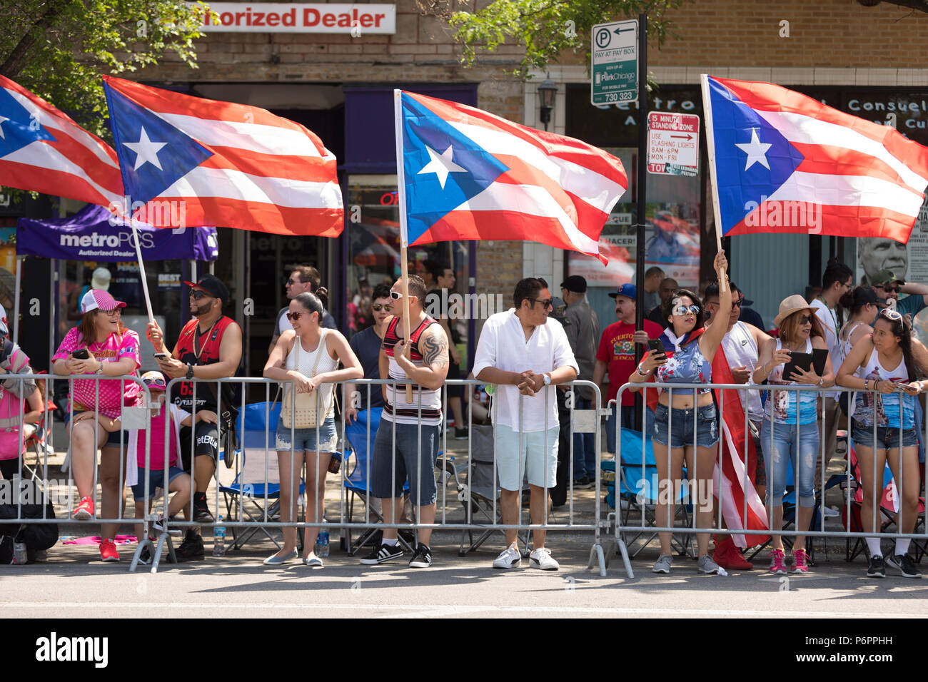Chicago, Illinois, USA - 16. Juni 2018 Eine Gruppe von Zuschauern Wave die Puerto Rican Flag in der Puerto-ricanischen Volk's Parade Stockfoto