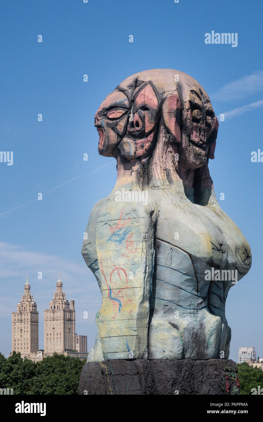 Huma Bhabha, wir in Frieden Ausstellung auf dem Metropolitan Museum der Kunst Dachgarten, NYC, USA Stockfoto