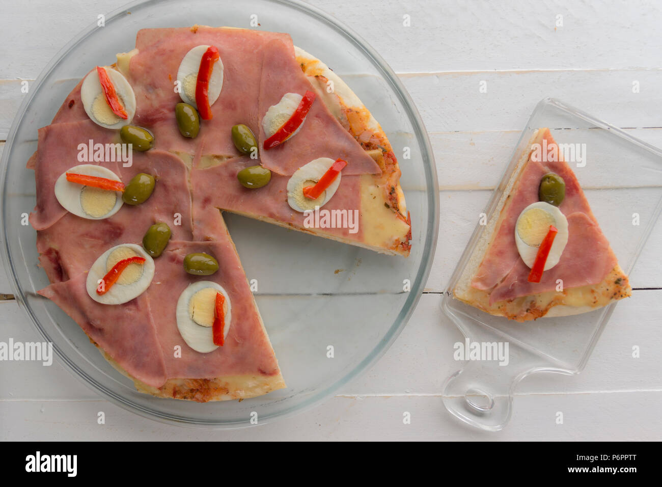 Pizza mit Schinken, Käse und Eiern und Oliven Stockfoto