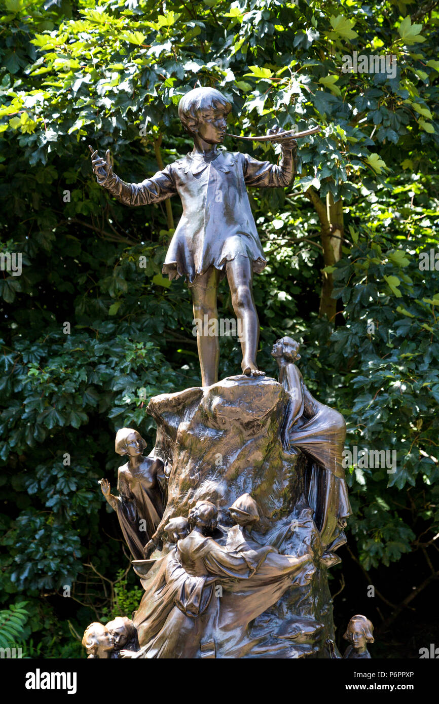 Peter Pan Bronze Skulptur von Sir George Frampton im Hyde Park, London, UK Stockfoto