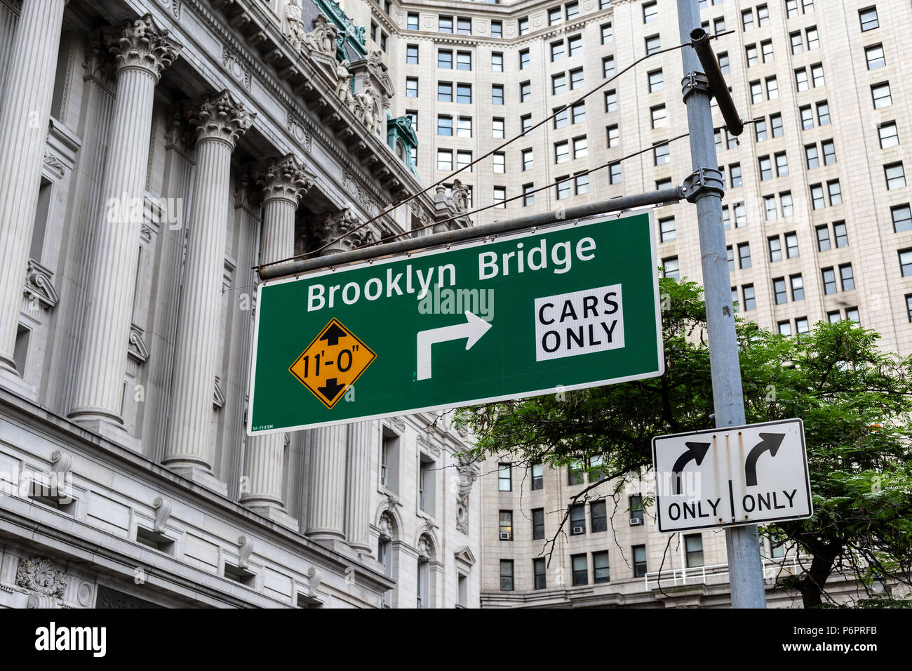 New York City/USA - 20.Juni 2018: Street Sign und Manhattan Borough President Office und alten Gebäuden im Civic Center von Lower Manhattan. Stockfoto