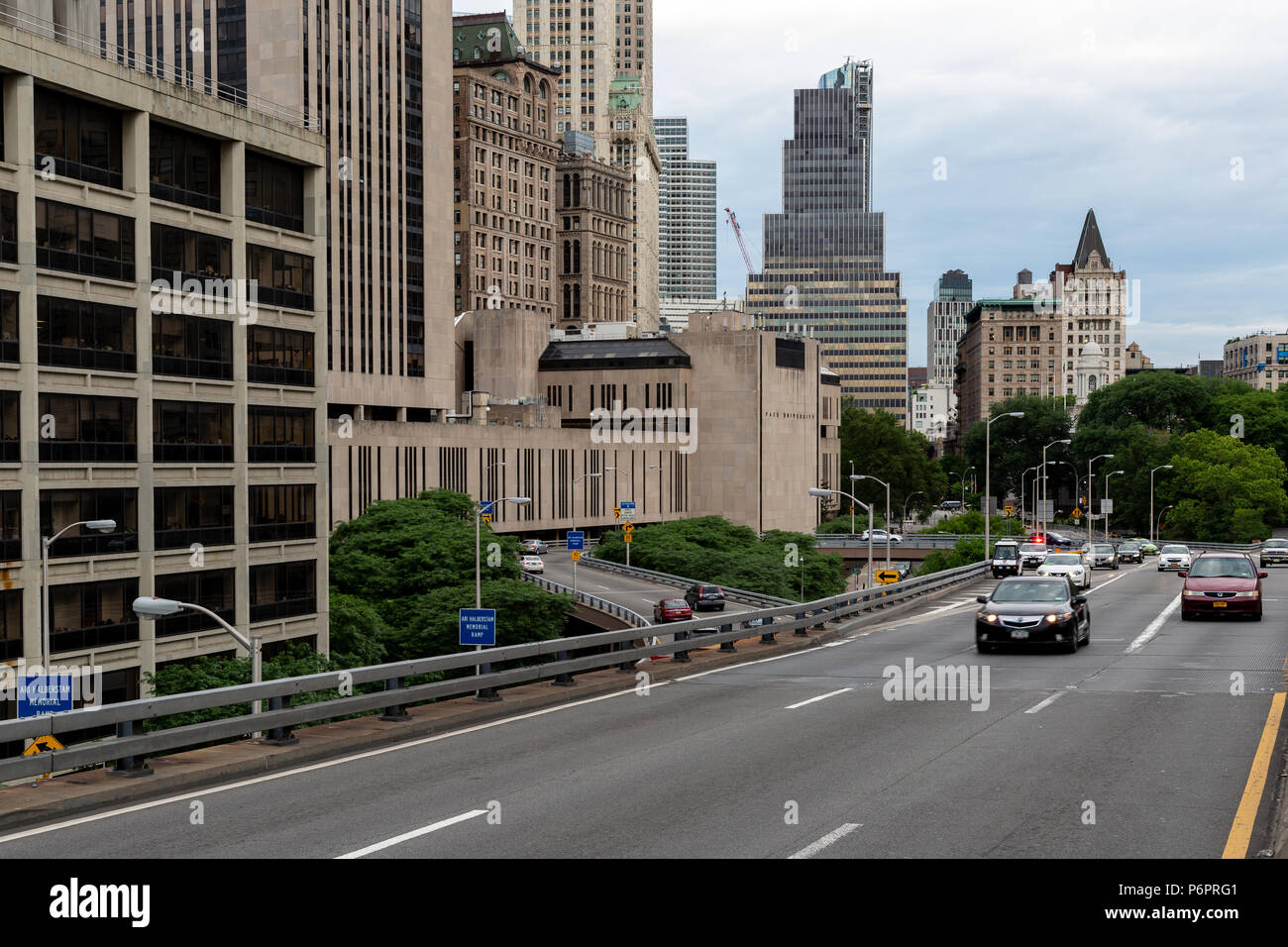 New York City/USA - 20.Juni 2018: Wolkenkratzer und alte Gebäude im Finanzdistrikt von Manhattan in New York City Stockfoto