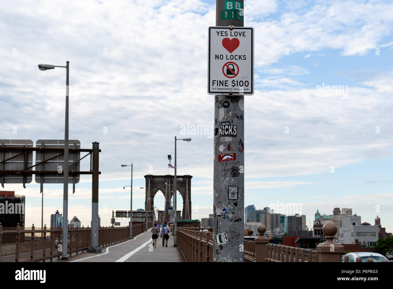 New York City/USA - 20.Juni 2018: Feine Zeichen auf der Brooklyn Bridge in New York City Stockfoto