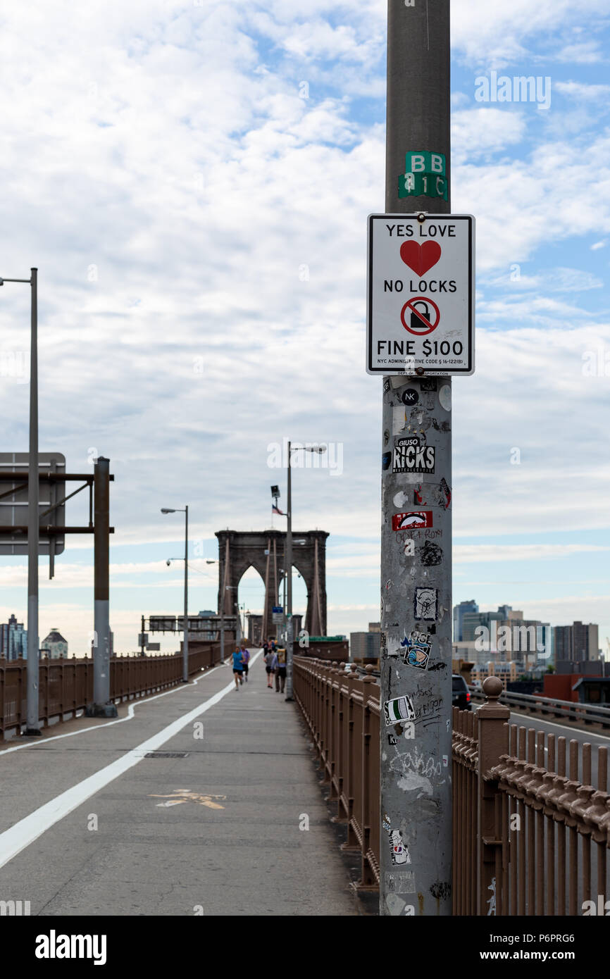 New York City/USA - 20.Juni 2018: Feine Zeichen auf der Brooklyn Bridge in New York City Stockfoto