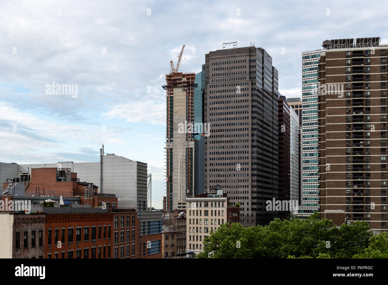 New York City/USA - 20.Juni 2018: Wolkenkratzer und alte Gebäude im Finanzdistrikt von Manhattan in New York City Stockfoto